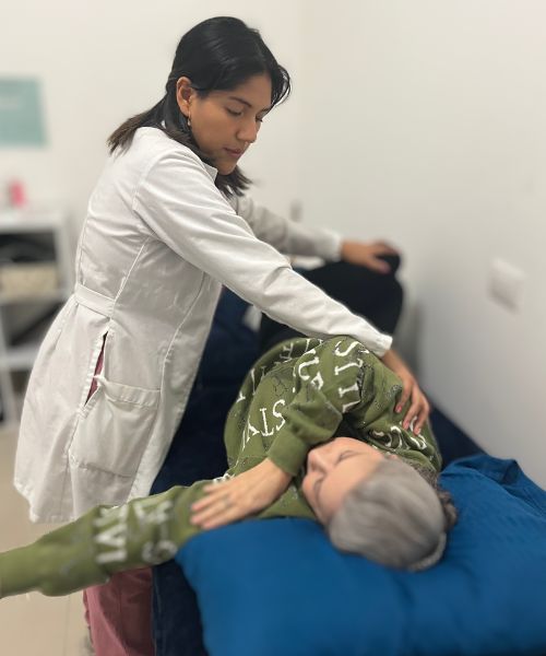 Fisioterapeuta realiza ejercicios de movilidad con persona de la tercera edad fisioterapia para adultos mayores